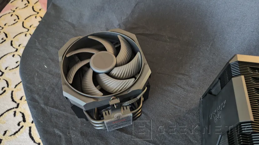 Geeknetic Les dissipateurs thermiques, soyez silencieux ! La série Dark Rock 6 ajoute également un écran 4 LCD