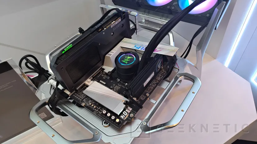 Geeknetic GIGABYTE pionnier de la technologie de mémoire CQDIMM, 2 modules de 128 Go fonctionnant à 7 200 MT/s 2