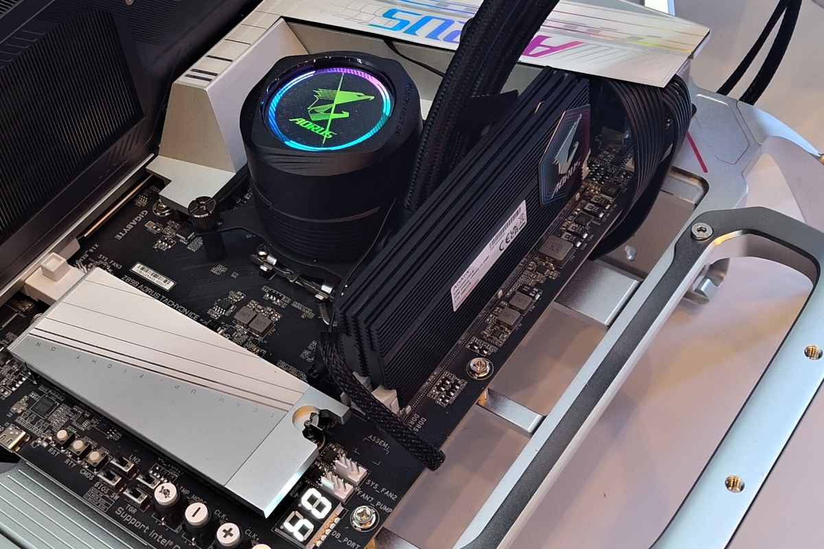 GIGABYTE pionnier de la technologie mémoire CQDIMM, 2 modules de 128 Go fonctionnant à 7 200 MT/s