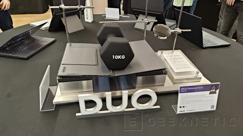 Geeknetic L'ASUS Zenbook Duo s'affine en 2026 : châssis en céramique, charnière invisible et double écran OLED avec quasiment aucun cadre 2