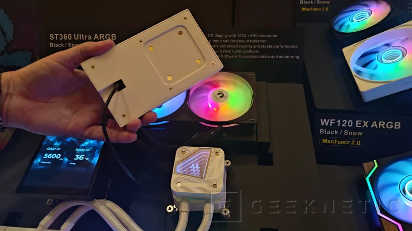 Écran Geeknetic 7 pouces et 3 ventilateurs avec cadre unique sur le RL AiO Thermaltake ST360 Ultra ARGB Sync 2