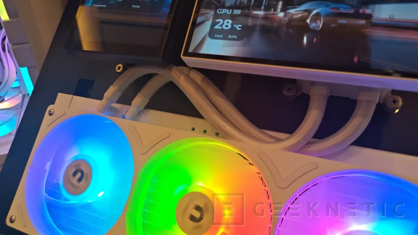 Écran Geeknetic 7 pouces et 3 ventilateurs avec cadre unique sur le RL AiO Thermaltake ST360 Ultra ARGB Sync 3