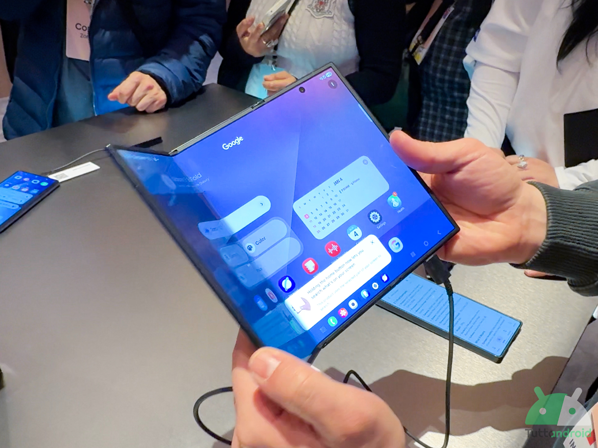 Samsung galaxy z trifold anteprima