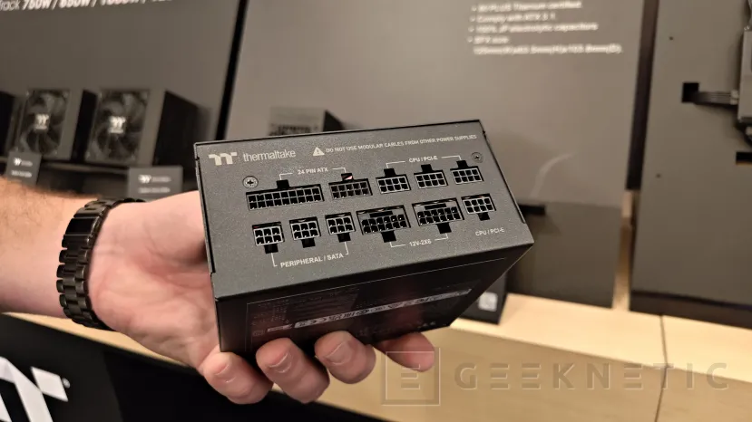 Les nouveaux consommables de Geeknetic Thermaltake arrivent avec jusqu'à 2 000 W, des tailles SFX Titanium et 3 panneaux de connecteurs remplaçables