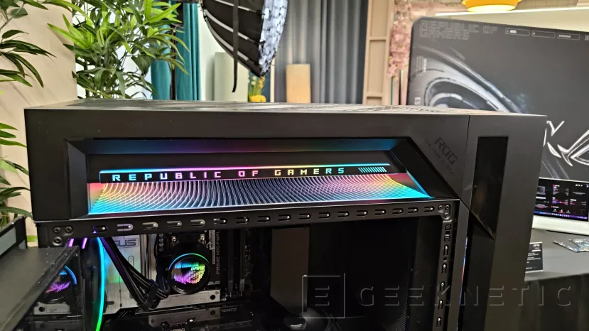 Geeknetic L'ASUS ROG G1000 est la tour de jeu de 104 litres qui projette des hologrammes et lance le RTX 5090 2