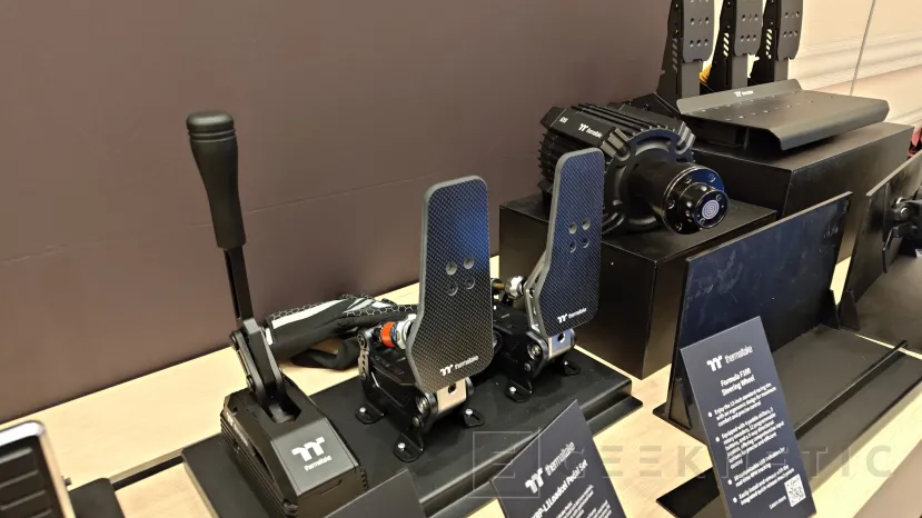 Geeknetic Thermaltake place la barre plus haut en matière de courses sim au CES 2026 avec le GR900 de plus de 35 Nm, un volant ergonomique et des pédales XRP L1 de 200 kg 4