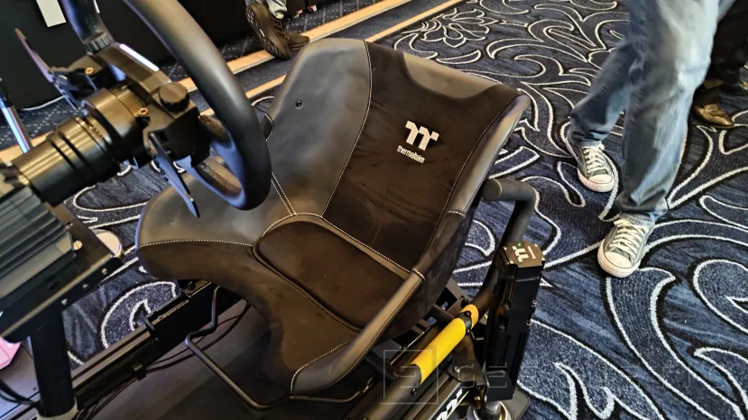Geeknetic Thermaltake place la barre plus haut en matière de course sim au CES 2026 avec le GR900 de plus de 35 Nm, un volant ergonomique et des pédales XRP L1 de 200 kg 3