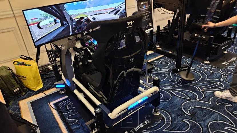 Geeknetic Thermaltake place la barre plus haut en matière de course sim au CES 2026 avec le GR900 de plus de 35 Nm, un volant ergonomique et des pédales XRP L1 de 200 kg 2