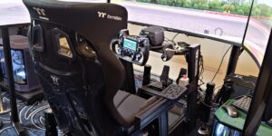 Thermaltake place la barre plus haut en matière de course sim au CES 2026 avec le GR900 de plus de 35 Nm, un volant ergonomique et des pédales XRP L1 de 200 kg