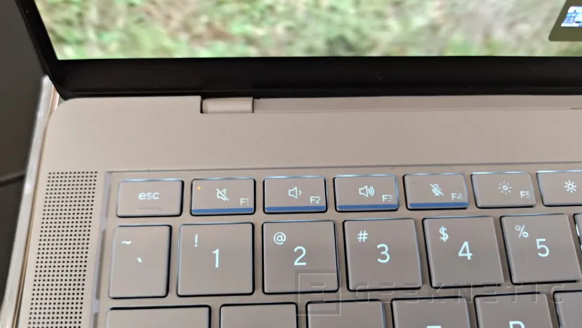 Geeknetic ASUS ExpertBook Ultra : L'ordinateur portable professionnel de moins de 1 kg avec Intel Panther Lake et 24 heures de batterie. 4