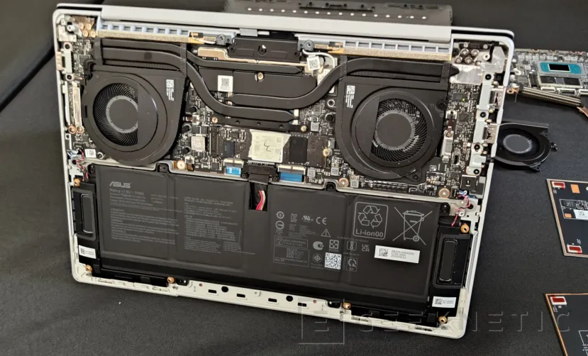 Geeknetic ASUS ExpertBook Ultra : L'ordinateur portable professionnel de moins de 1 kg avec Intel Panther Lake et 24 heures de batterie. 7