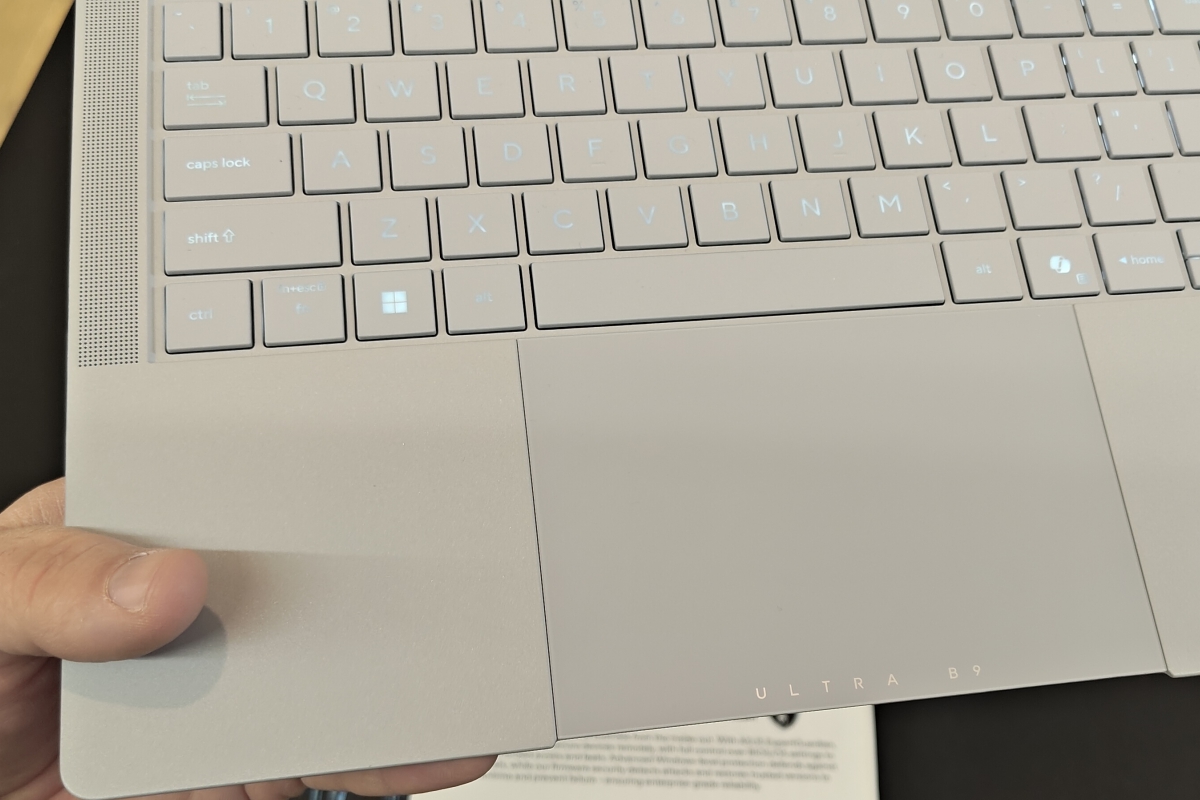 ASUS ExpertBook Ultra : L'ordinateur portable professionnel de moins de 1 kg avec Intel Panther Lake et 24 heures d'autonomie.