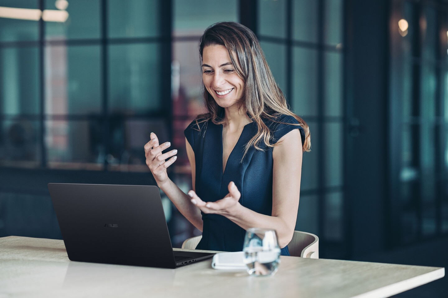 ASUS présente l'ExpertBook B3 G2, un ordinateur portable professionnel avec Ryzen AI, des options d'extension et un package de sécurité sérieux