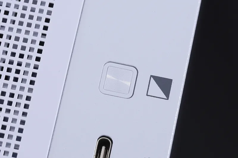 Geeknetic Le boîtier PC gaming NEXTGEAR EG est capable d'atténuer son verre trempé avant et latéral pour cacher son intérieur 2