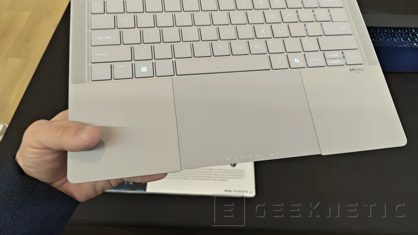 Geeknetic ASUS ExpertBook Ultra : L'ordinateur portable professionnel de moins de 1 kg avec Intel Panther Lake et 24 heures de batterie. 3