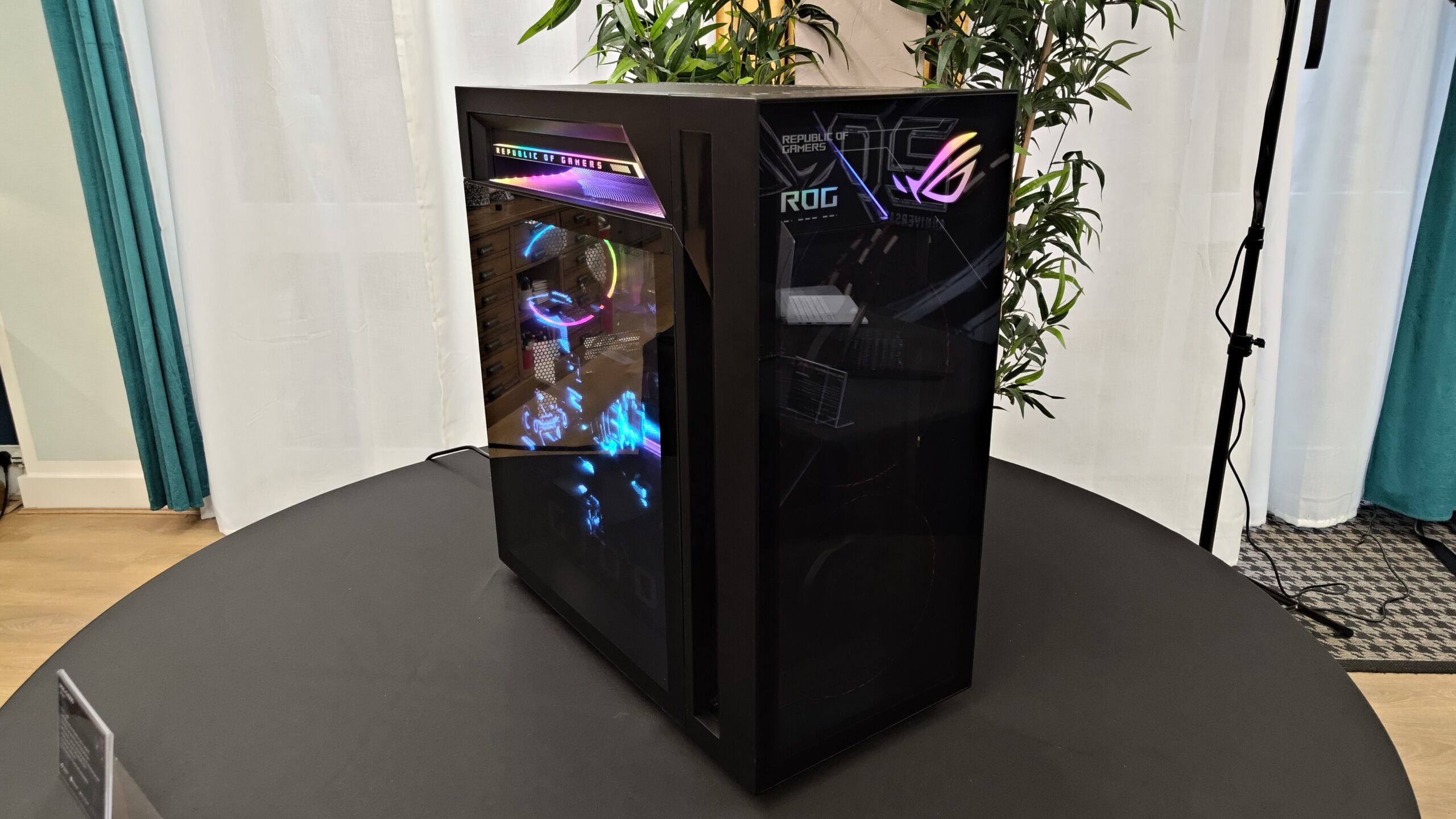L'ASUS ROG G1000 est la tour de jeu de 104 litres qui projette des hologrammes et lance le RTX 5090