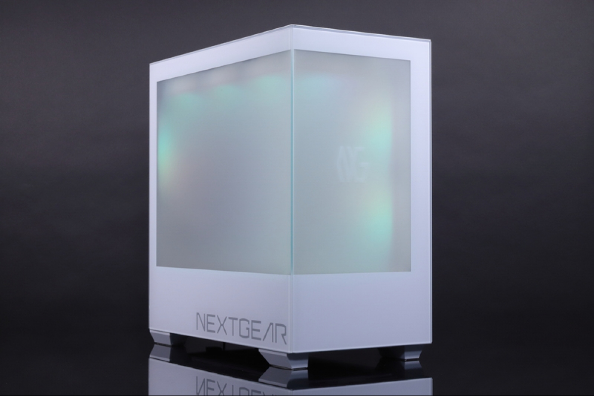 Le boîtier PC gaming NEXTGEAR EG est capable d'atténuer son verre trempé avant et latéral pour cacher son intérieur