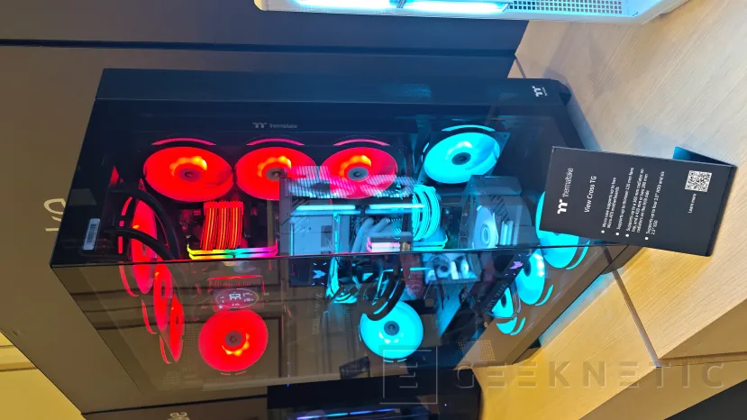 Systèmes Geeknetic Dual PC dans une seule tour avec le Thermaltake AX1000 TG et View Cross TG 3