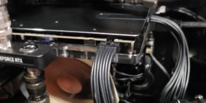 Un overclockeur teste une GIBABYTE RTX 5090 de 1 521 W en ajoutant un deuxième connecteur d&rsquo;alimentation 12V-2×6