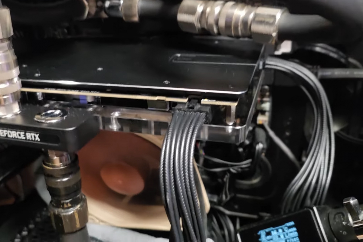Un overclockeur teste une GIBABYTE RTX 5090 de 1 521 W en ajoutant un deuxième connecteur d'alimentation 12V-2x6