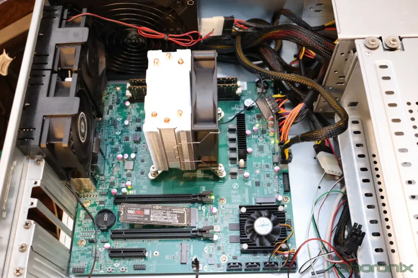 Geeknetic Le processeur chinois Loongson 3B6000 avec 12 cœurs exécute 1/3 de l'AMD Ryzen 5 9600X 2