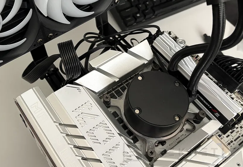 Geeknetic Levelplay COMBAT LIQUID 360 HUD Revue 12