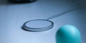 Une vidéo virale TikTok suggère qu&rsquo;Apple remplacera le connecteur USB-C par un MagSafe. C&rsquo;est une rumeur totalement fausse