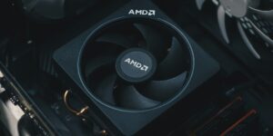 Alerte sur le marché du matériel : la pénurie de puces Intel et AMD fait monter les prix et retarde les livraisons de six mois