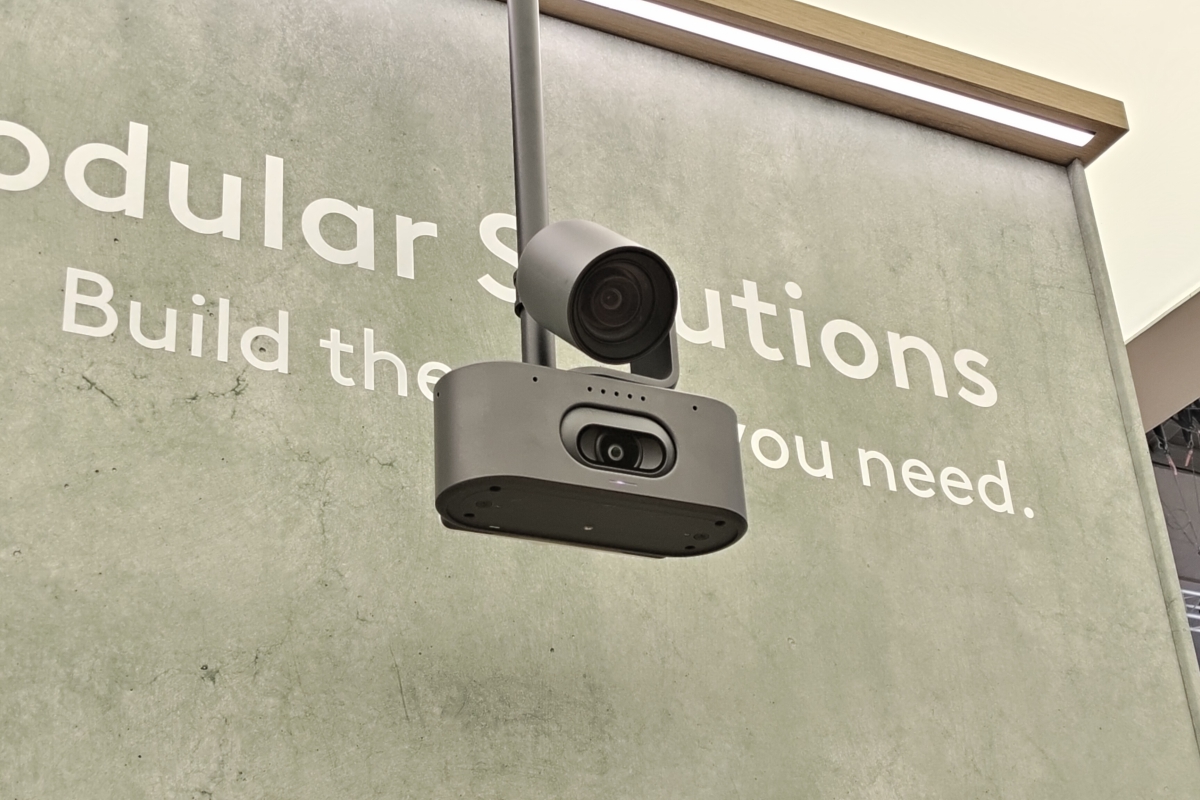 Nous avons visité le stand Logitech à l'ISE 2026 : voici la nouvelle caméra Rally AI avec double objectif et vision 4K