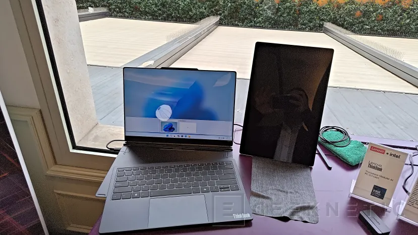 Geeknetic Lenovo réinvente l'ordinateur portable à double écran avec le ThinkBook Modular AI PC Concept 4