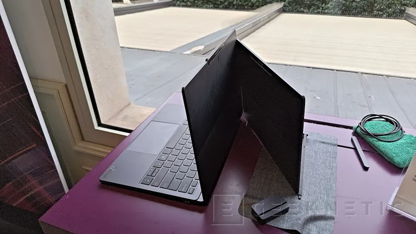 Geeknetic Lenovo réinvente l'ordinateur portable à double écran avec le ThinkBook Modular AI PC Concept 3