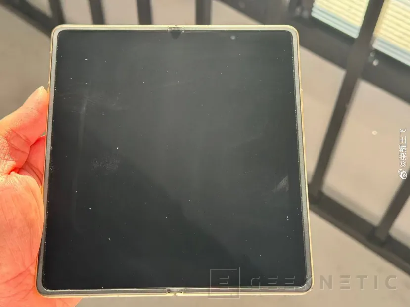 Geeknetic Honor dispose d'un écran presque pliable sur le Magic V6 : un dirigeant le montre avant les débuts au MWC 2026 2