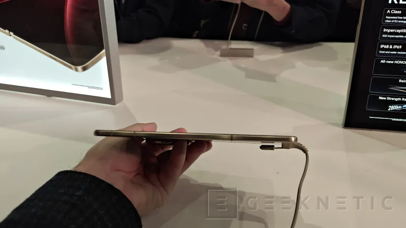 Geeknetic Le HONOR Magic V6 pliable apparaît aux portes du MWC avec une énorme batterie de 6 660 mAh 3