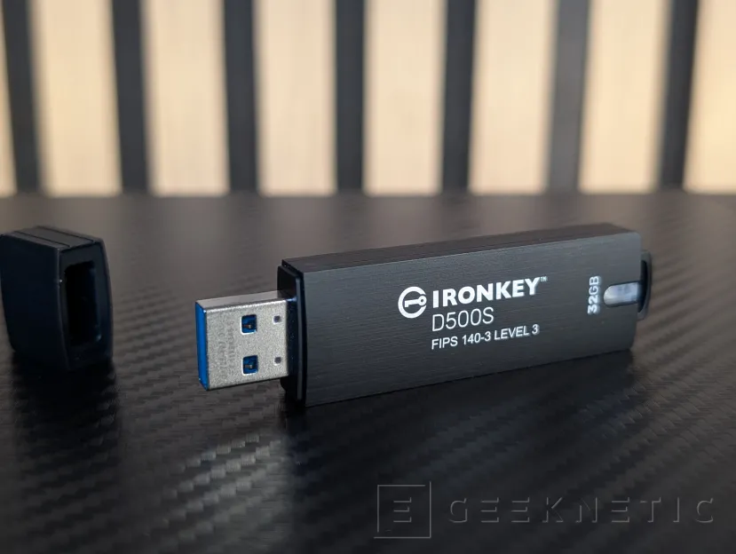 Geeknetic Kingston IronKey D500S 32 Go Examen 2