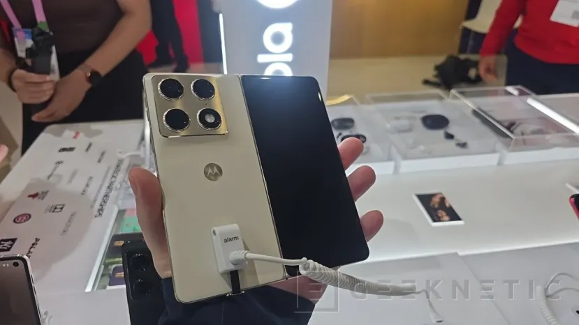 Geeknetic Motorola présente le razrfold au MWC 2026, un pliable à 2000 euros avec le meilleur système de caméra du segment selon DXOMARK 3
