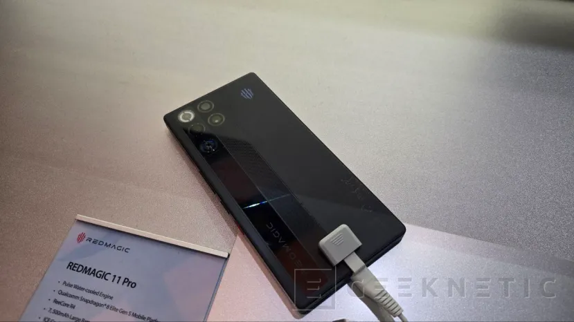 Geeknetic Le Redmagic 11 Pro offre un design à dos plat et des fonctionnalités haut de gamme pour les jeux 2