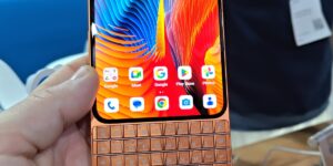 Unihertz Titan 2 Elite est le téléphone mobile avec clavier physique qui veut convaincre les nostalgiques de BlackBerry qu&rsquo;il arrive au MWC 2026