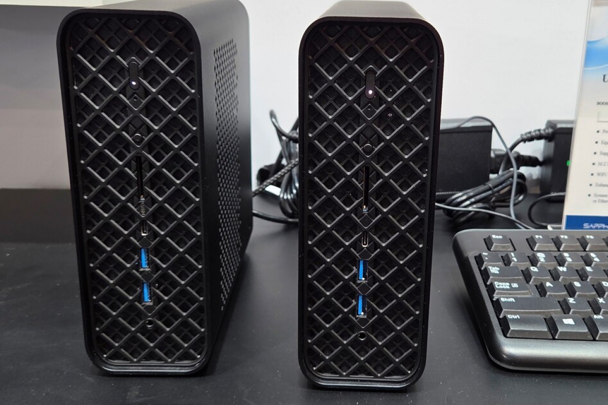 Ce miniPC avec AMD Strix Halo peut étendre sa puissance en connectant plusieurs unités