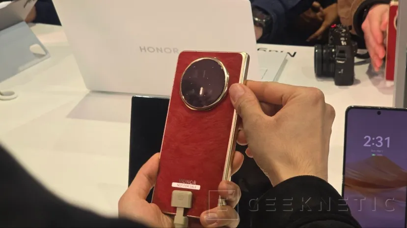 Geeknetic Le HONOR Magic V6 pliable apparaît aux portes du MWC avec une énorme batterie de 6 660 mAh 4