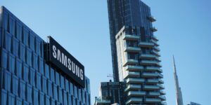 Les fabricants de mémoire prévoient que la pénurie prendra fin en 2028 et étudient déjà un ralentissement de l&rsquo;expansion pour éviter de répéter les erreurs du passé.