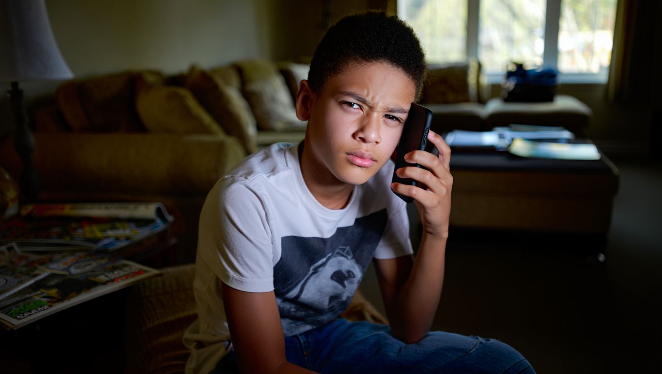 Un adolescent de 16 ans passait neuf heures par jour sur son téléphone : ce que les médecins ont constaté inquiète