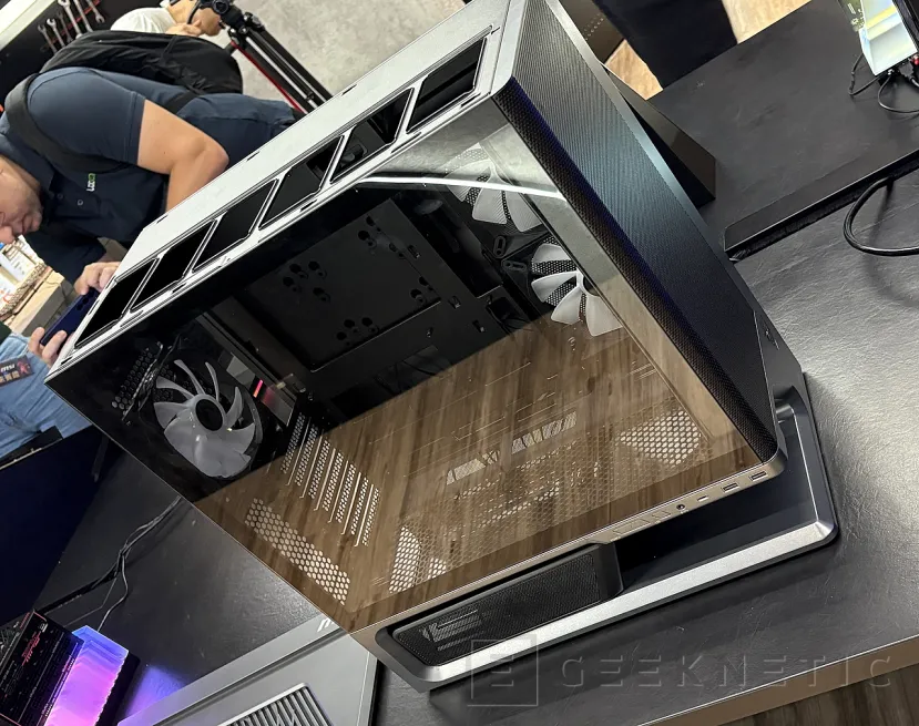 Geeknetic MSI présente deux modèles sur le nouveau boîtier MSI Vista avec prise d'air améliorée 3