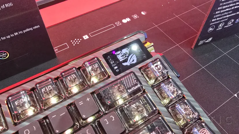 Geeknetic Une souris de 65 000 DPI et un clavier en fibre de carbone plaqué or 24 carats parmi les nouveaux périphériques ASUS ROG 20e anniversaire 2