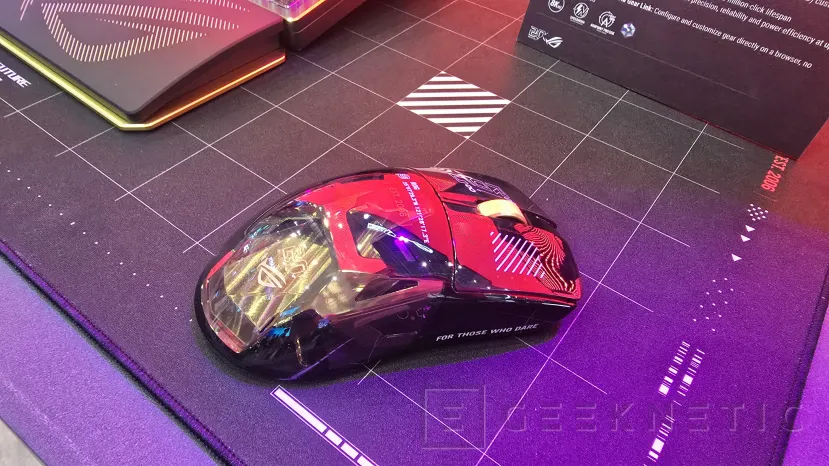Geeknetic Une souris de 65 000 DPI et un clavier en fibre de carbone plaqué or 24 carats parmi les nouveaux périphériques ASUS ROG 20e anniversaire 5