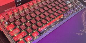 Une souris de 65 000 DPI et un clavier en fibre de carbone plaqué or 24 carats parmi les nouveaux périphériques ASUS ROG 20e anniversaire
