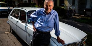 À 79 ans Roger conduit toujours sa Renault 16 de 1974 quʼil bichonne depuis cinquante ans