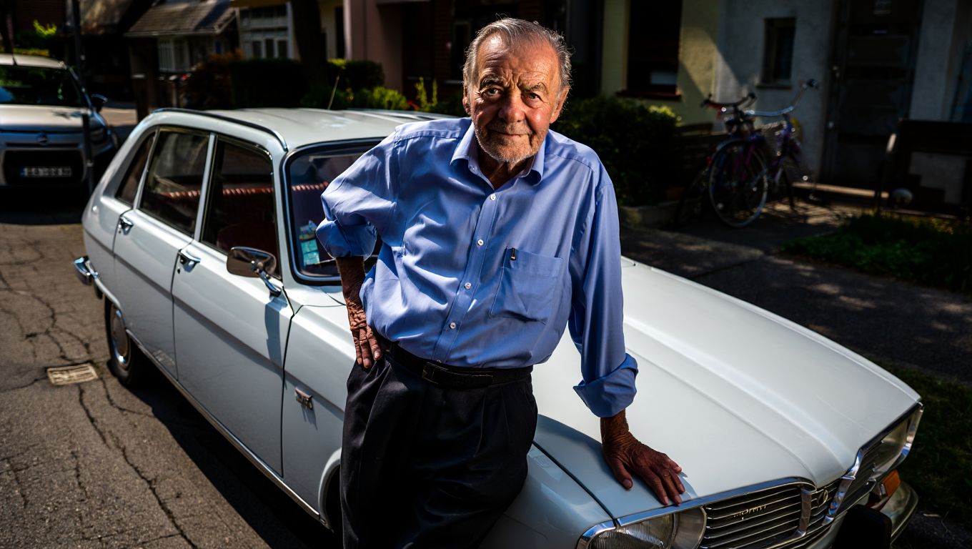 À 79 ans Roger conduit toujours sa Renault 16 de 1974 quʼil bichonne depuis cinquante ans