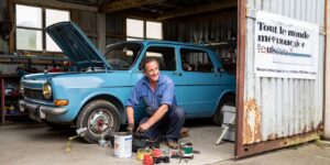ʼTout le monde me dit que je suis fouʼ: Bernard restaure depuis dix ans une Simca 1000 dans sa grange