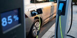 Faut-il vraiment recharger sa voiture électrique à 100 % avant chaque long trajet?