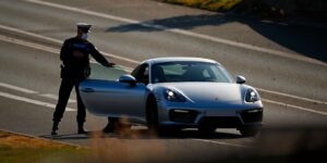 Fonçant à 211 km/h sur lʼA20 en Corrèze au volant dʼune Porsche: sa voiture immédiatement immobilisée